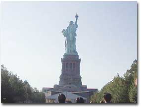 行列末端から見た自由の女神像