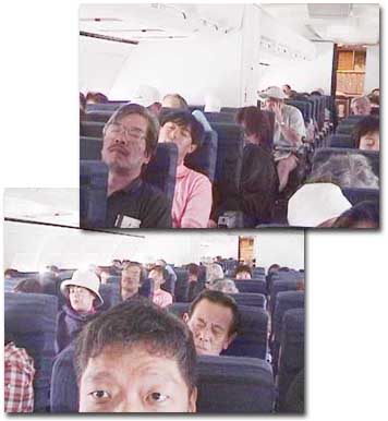 機内で爆睡中のメンバー