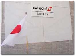 ホテル玄関に掲げられた日章旗