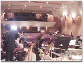 公演リハーサルの会場