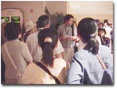 ホテル玄関に集合