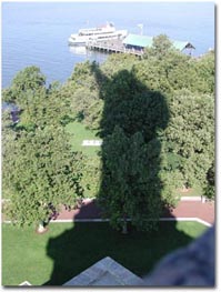 自由の女神像基底部からフェリー乗り場を見る