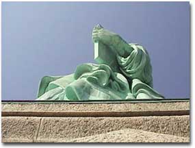 自由の女神像を下から