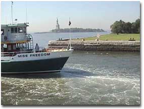 すれ違うフェリー