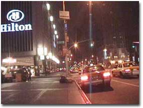 早朝のホテル前