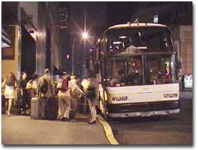 ホテルの前のバス